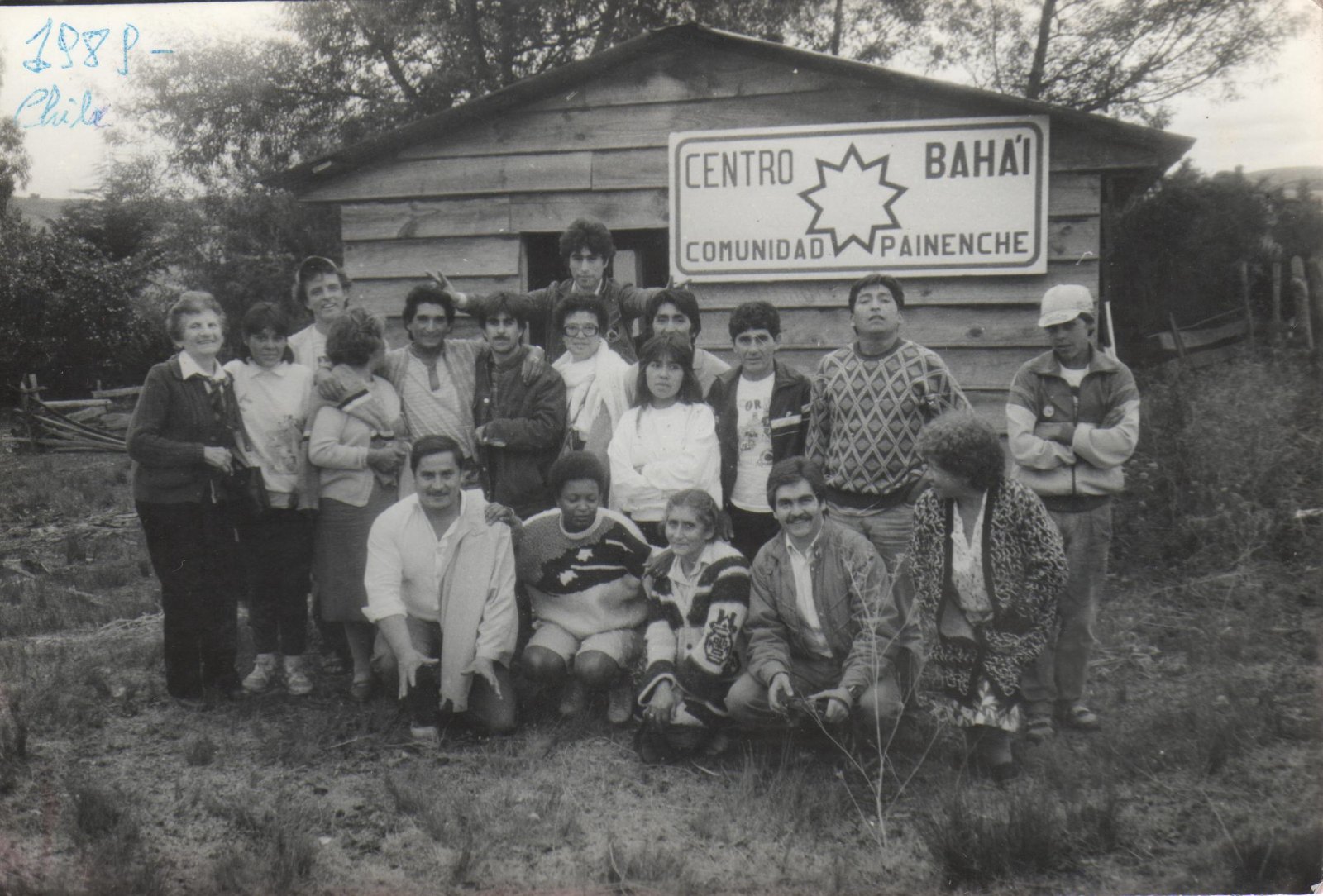 Comunidad bahá’í de Painenche reunida frente a su centro, en los años ochenta