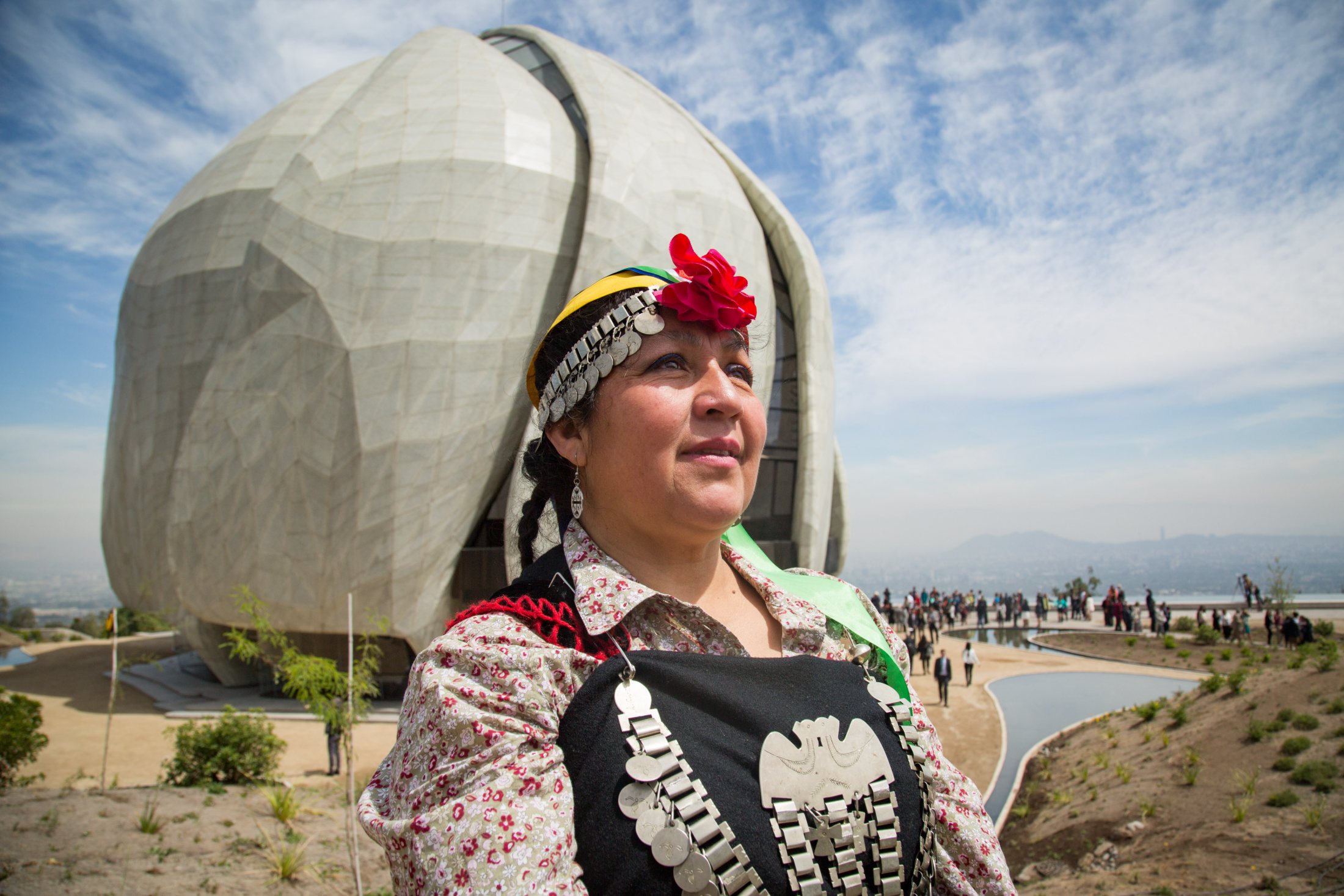 Mujer mapuche con vestimenta tradicional frente al Templo Bahá’í